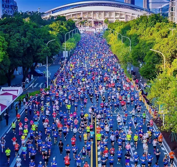 Hi-q групата работи заедно на маратонот uhухаи